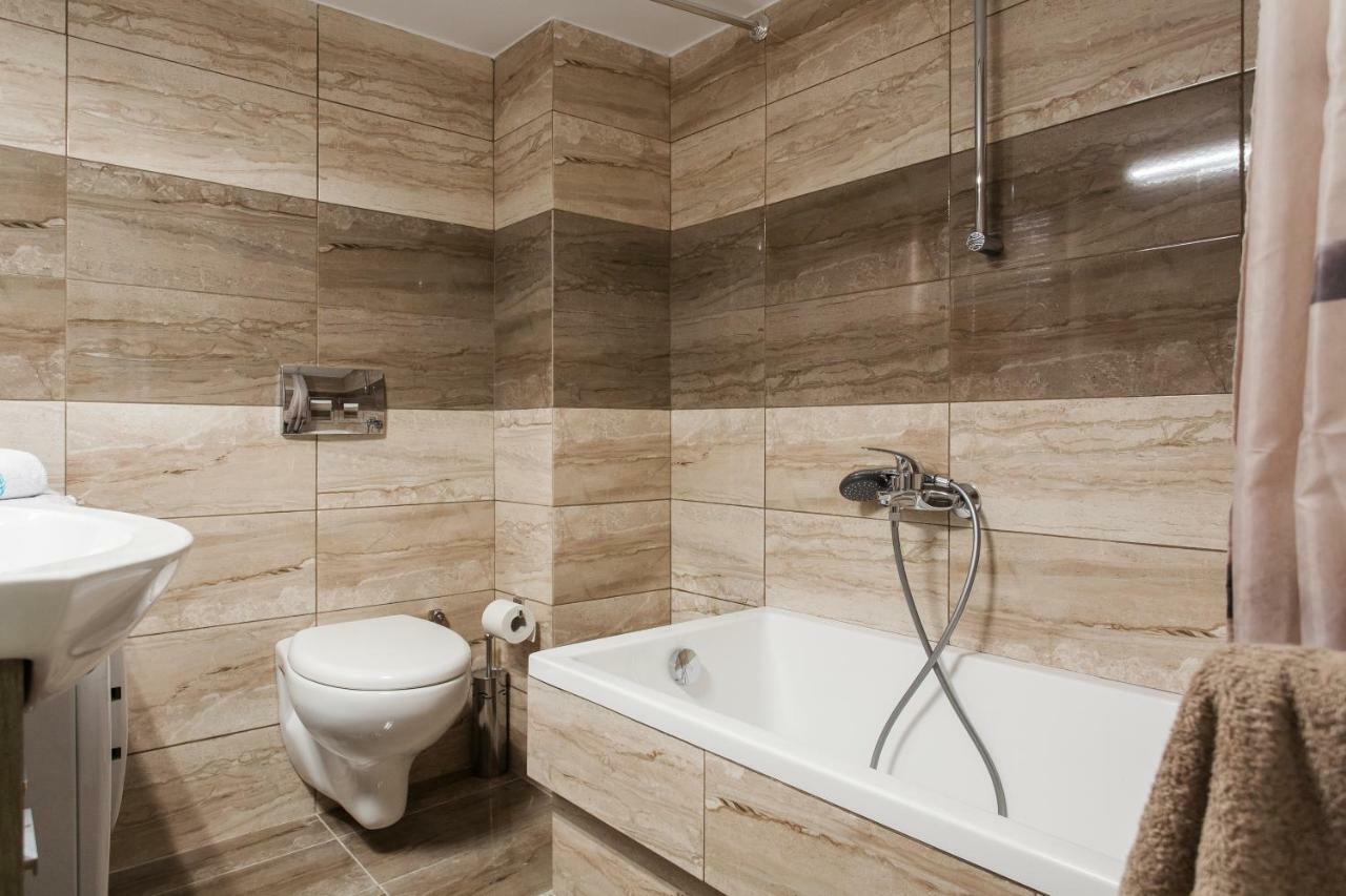 Modern Antique Private Rooms With Shared Bathroom Near To Acropolis Museum And Metro Station Athens Exterior photo