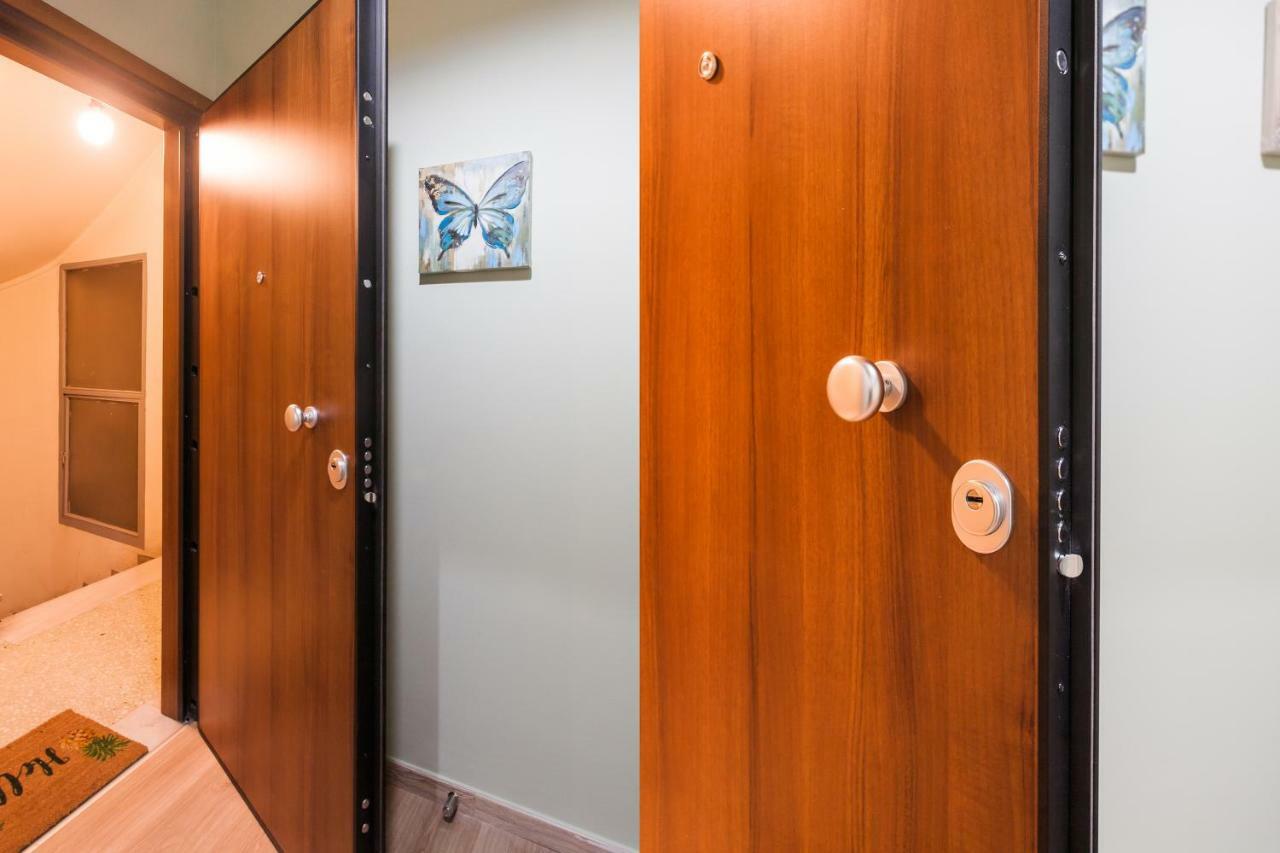 Modern Antique Private Rooms With Shared Bathroom Near To Acropolis Museum And Metro Station Athens Exterior photo