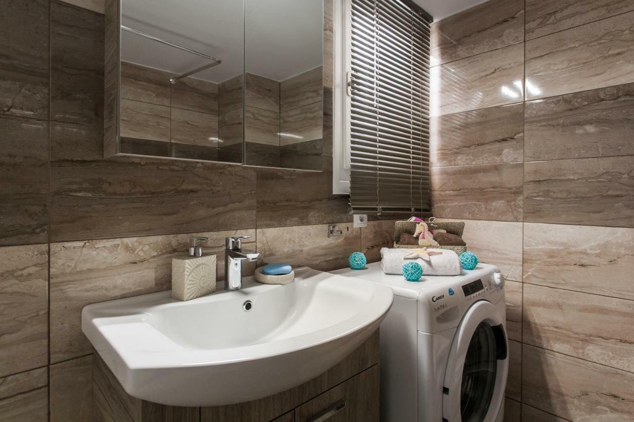 Modern Antique Private Rooms With Shared Bathroom Near To Acropolis Museum And Metro Station Athens Exterior photo