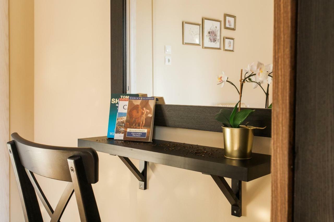 Modern Antique Private Rooms With Shared Bathroom Near To Acropolis Museum And Metro Station Athens Exterior photo