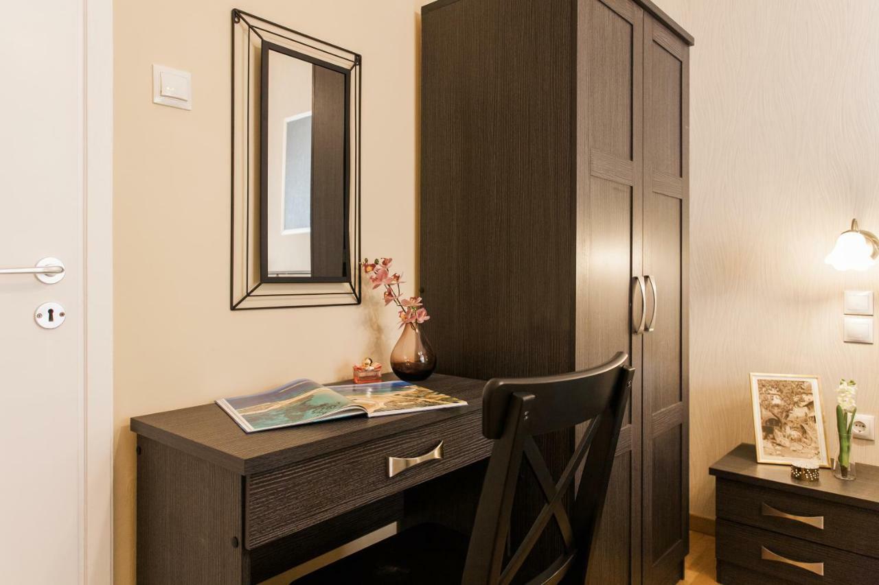 Modern Antique Private Rooms With Shared Bathroom Near To Acropolis Museum And Metro Station Athens Exterior photo